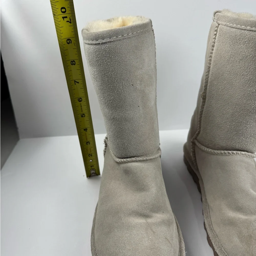 BearPaw women’s Elle Short boots In light gray suede size 8 like new